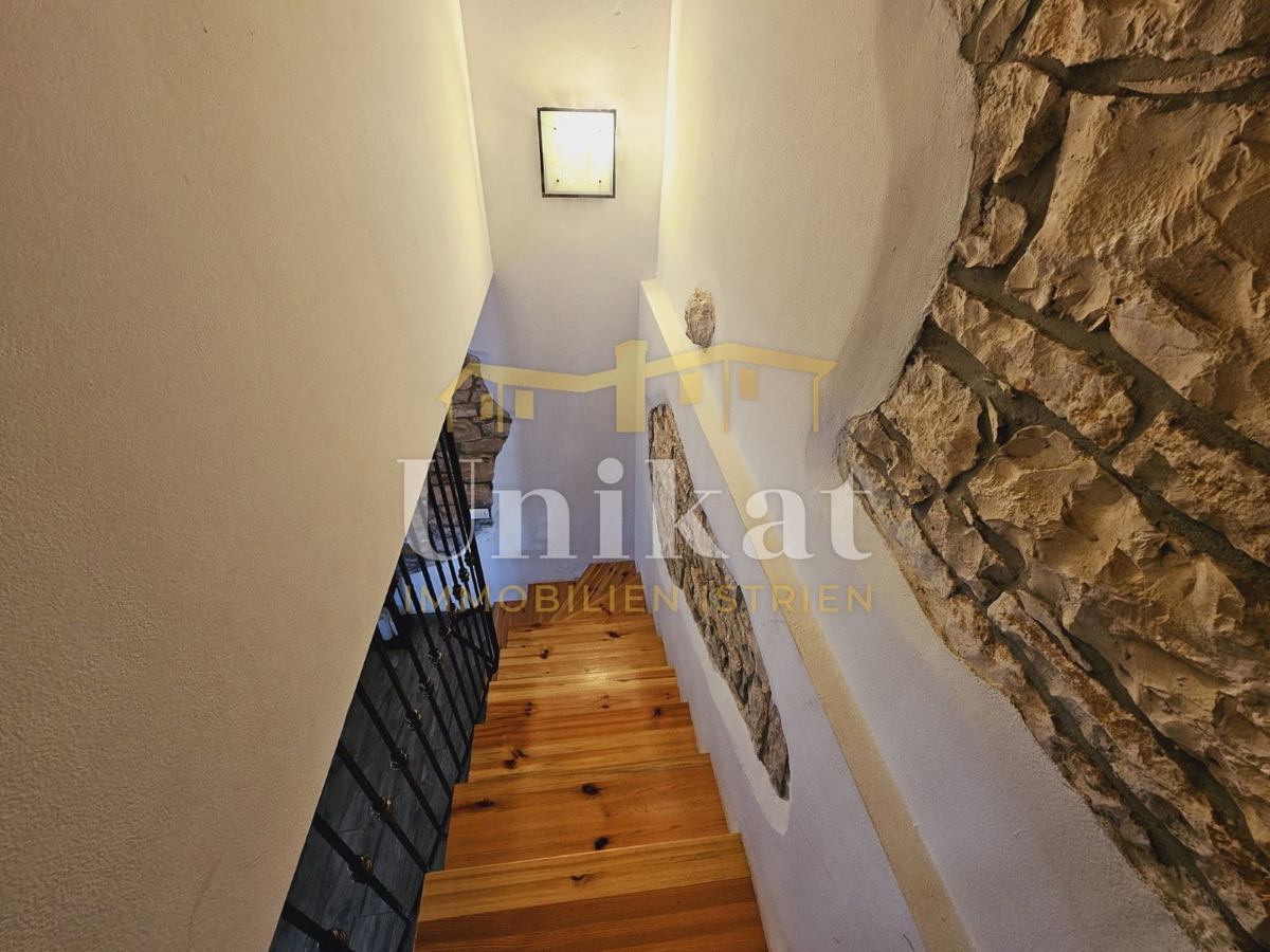 Tenuta con casa in pietra ristrutturata, giardino e piscina